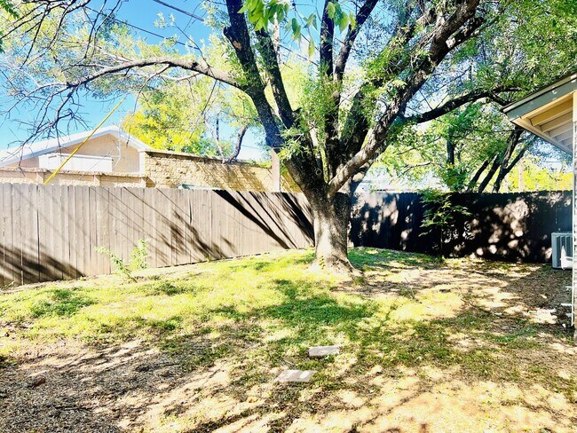 Building Photo - 1922 Nicole Cir