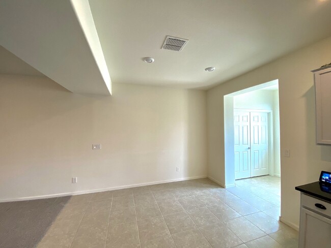 Building Photo - "Modern and contemporary 4-Bedroom/2bath H...