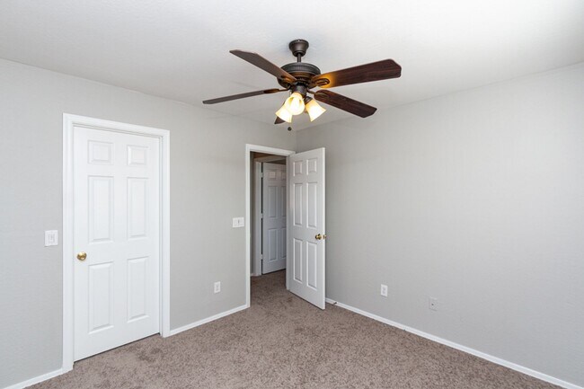 Building Photo - 31569 N Sundown Dr