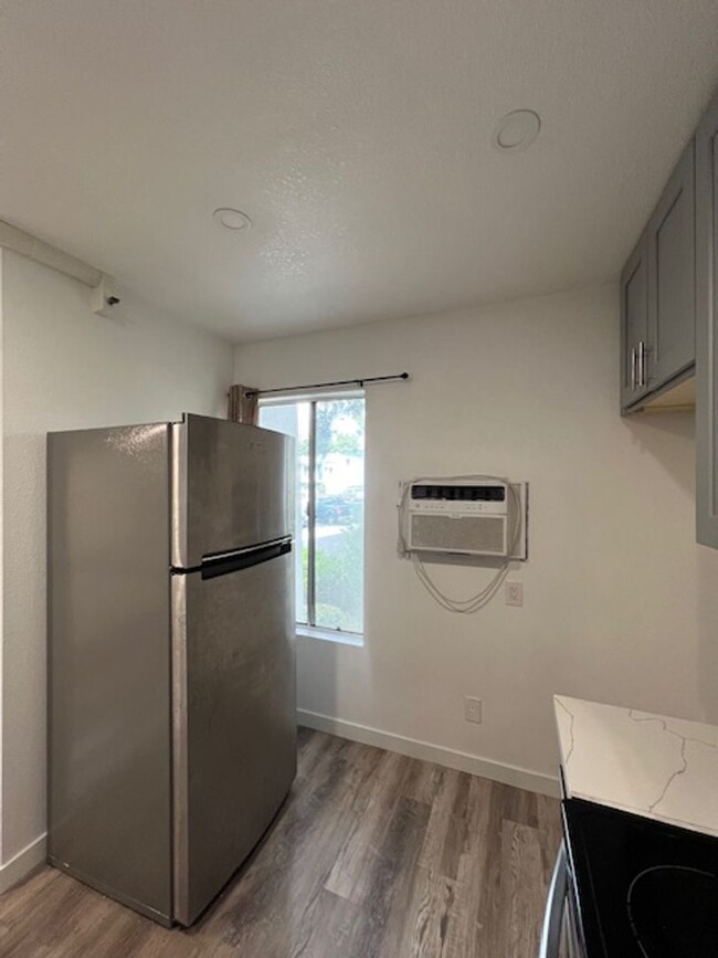 Building Photo - 1 Bedroom-1 Bathroom Single Story Apartmen...