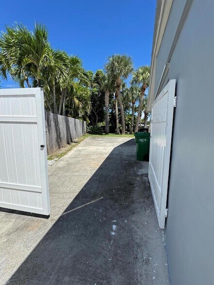 Building Photo - 110 N Las Olas Dr