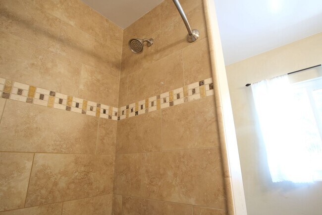 Building Photo - Charming 3-bedroom, 1-bathroom in Sacramento.