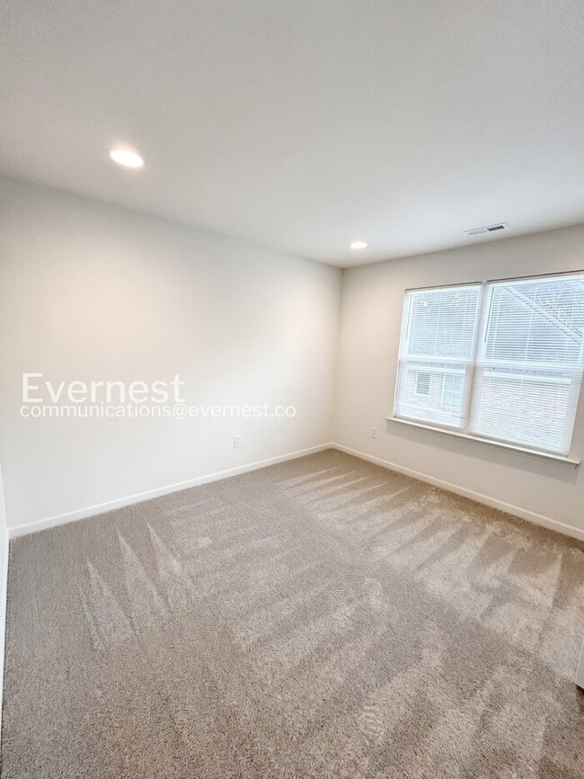 Building Photo - Spacious 3-BR Townhome with Private Patio & Garage / Pet Friendly / Vouchers Accepted / Coming Soon!