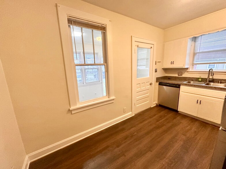 Building Photo - 4222 Broadway