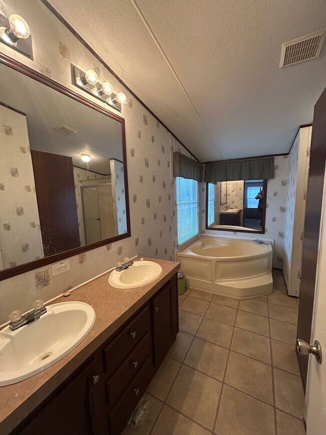 Building Photo - For Rent - Madison Co.-Comer, GA-New Hope Church Road-FURNISHED-4bedroom and 2bathroom-Right off ...