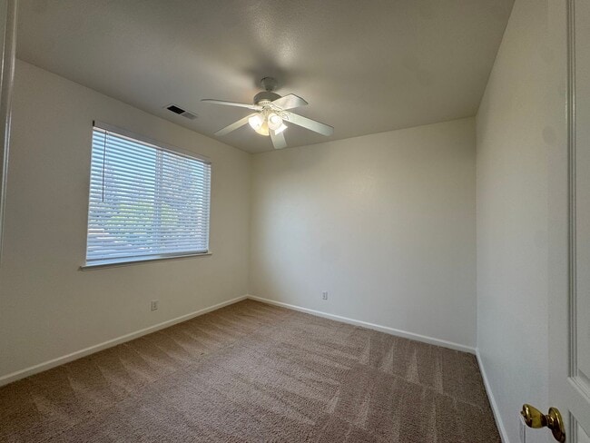 Building Photo - 5781 E Kaviland Ave