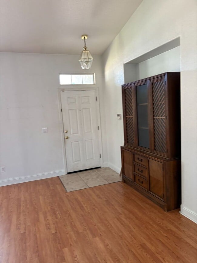 Building Photo - 2 WEEKS FREE RENT November Special