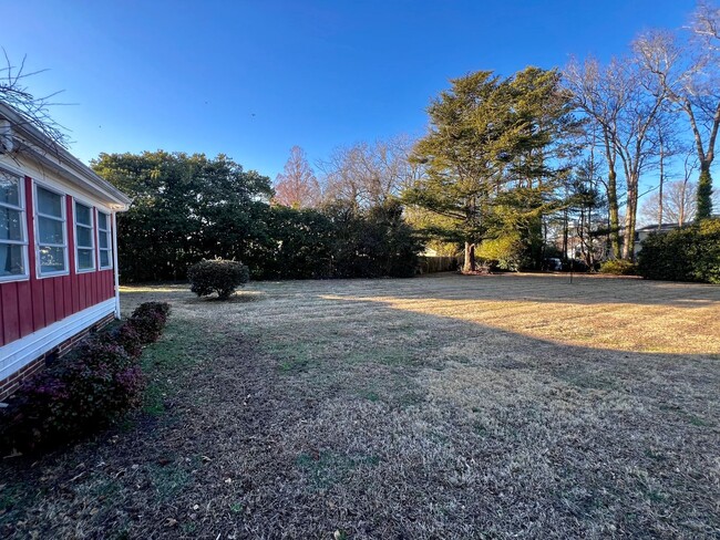 Building Photo - Lovely mid-century brick ranch on a beauti...