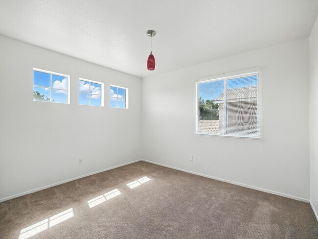 Building Photo - 44131 Sunmist Ct