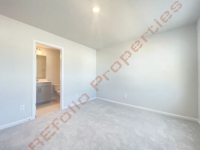Building Photo - Gorgeous 3 Bedroom 3.5 Bath Townhome with ...
