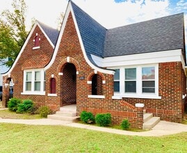 Building Photo - Large 1BD 1BA Apartment with Bonus Area Located in Historic Miller Neighborhood!!