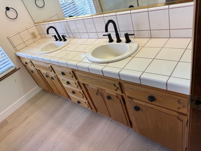 Building Photo - 6517 N San Pedro Ave