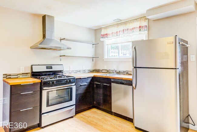 Building Photo - 4 br, 1 bath House - 1008 East Warrington ...