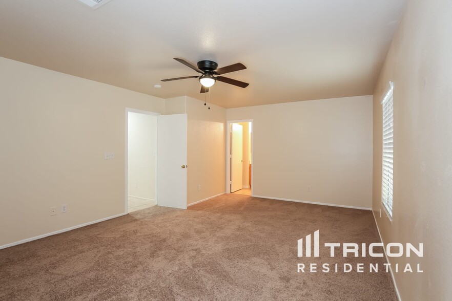 Building Photo - 1300 Golden Apple St