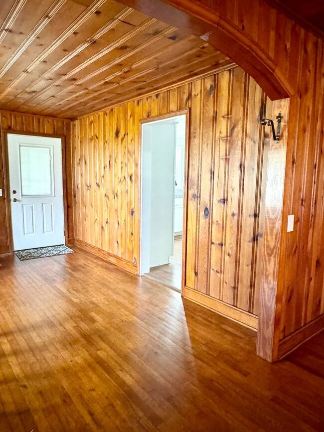 Building Photo - Move in ready! Fully Renovated with attent...
