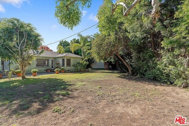 Building Photo - 3031 S Bentley Ave