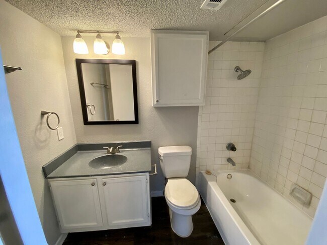 Building Photo - Charming 2nd floor condo located in gated community with a pool!