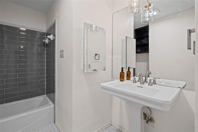 Building Photo - 1801 Broken Shoe Cove