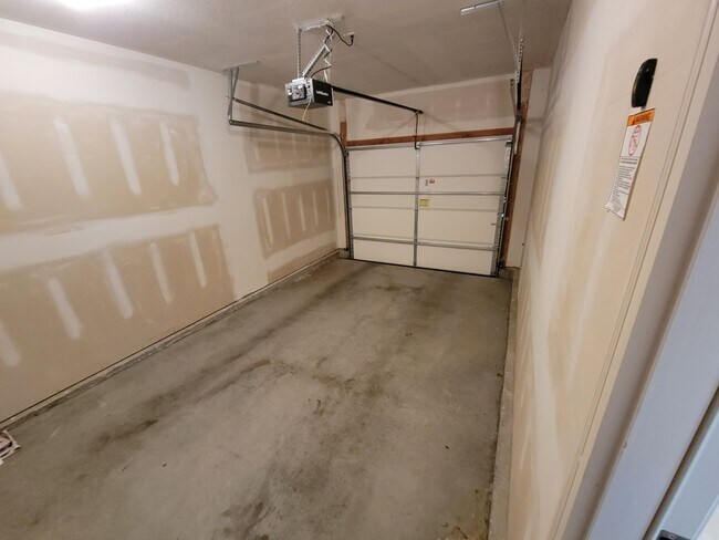 Building Photo - 9318 N Robinhood Ave