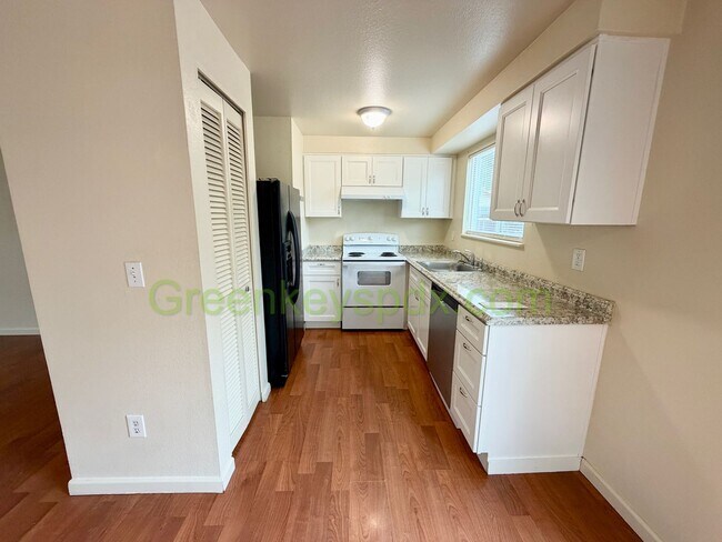 Building Photo - Wonderful 3-bedroom 2 Bath House in SE Portland!