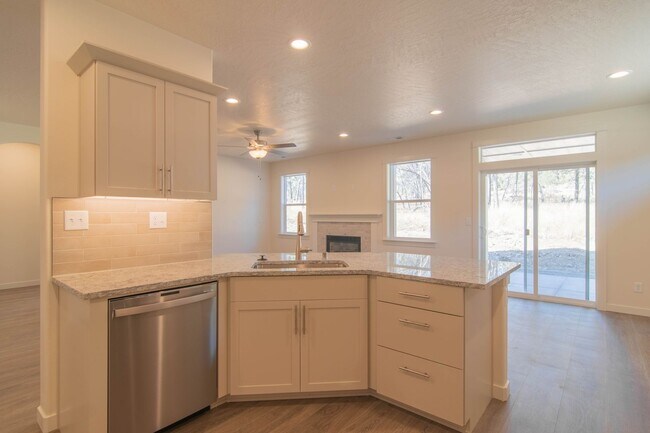 Building Photo - 3 Bed 2 Bath Home @ Pillar Rock Estates. H...