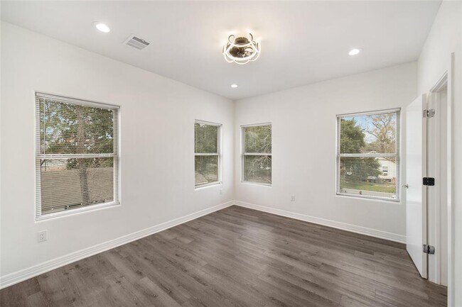 Building Photo - 2336 Charles Rd