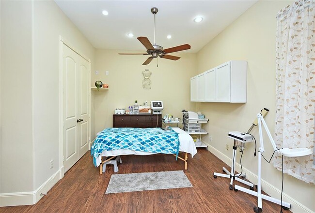 Building Photo - 12806 Willow Centre Dr