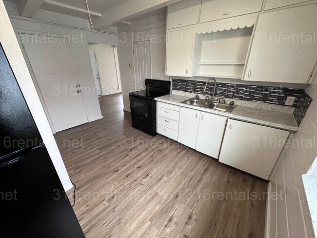 Building Photo - $695 -  2 bed 1 bath Duplex - Located in t...