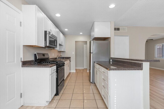 Building Photo - For Rent with Move-in Special ($1,200 off Base Rent ) | 3 Beds 2 Bath | 2 Car Garage |  NE Height...
