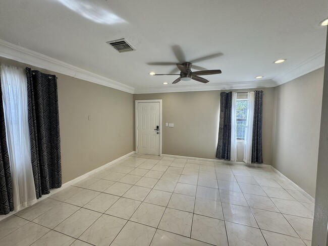 Building Photo - 839 NW 16th Terrace