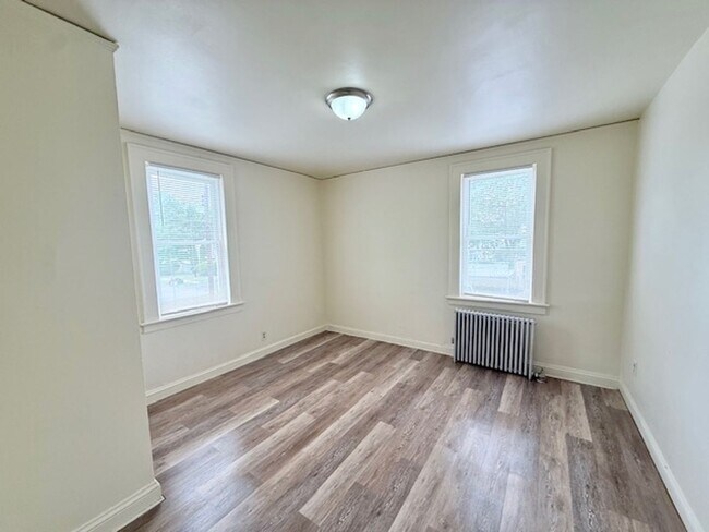 Building Photo - 452-454 Thompson Ave