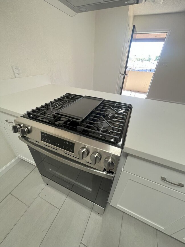 Building Photo - Upstairs Unit!! Under New Management!! Und...
