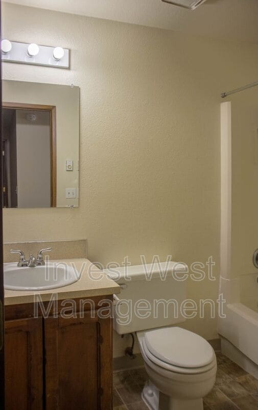 Building Photo - 408 NE 105th St