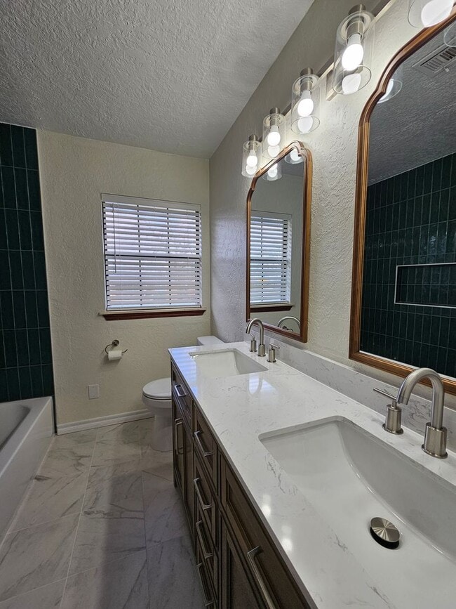 Building Photo - (3) Bed/(1) Bath Close to Campus Avail NOW!!