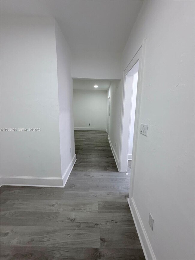 Building Photo - 1560 SW 5th St