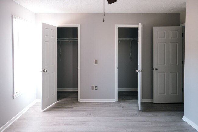 Building Photo - 2BR/2.5BA Condo w/ Community Pool in Simsponville!