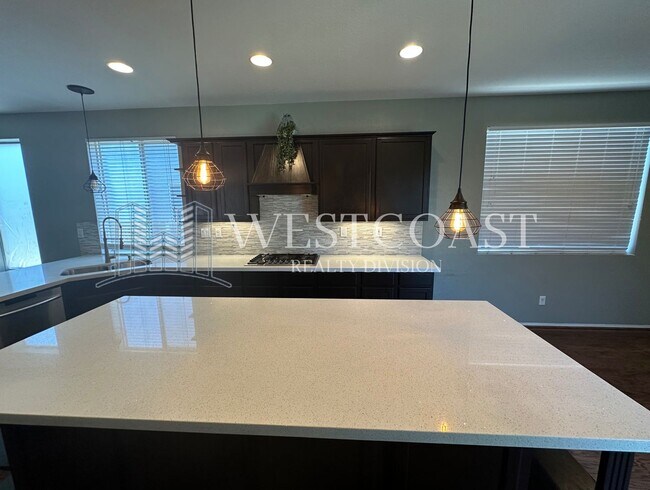 Building Photo - Bright & Spacious 4-Bed Townhome in Prime ...