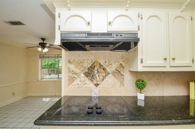Building Photo - 6611 Cypress Point Dr