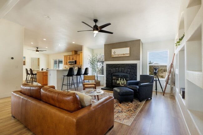 Building Photo - Beautiful 5 Bedroom 4 Bathroom with AMAZING VIEWS!!