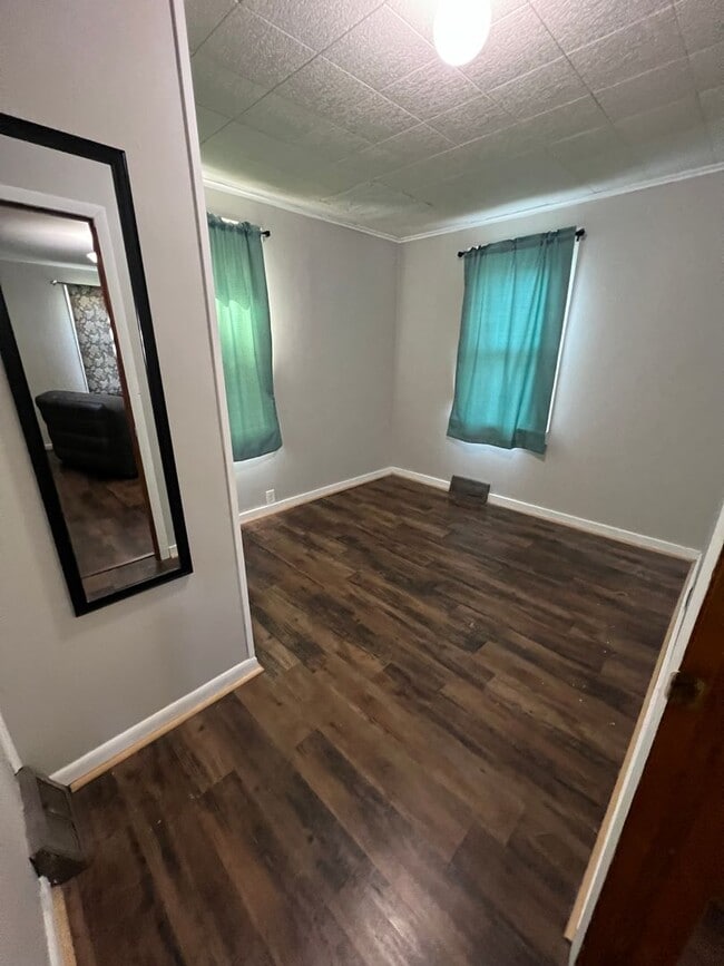 Building Photo - Charming 2 bedroom, 2 bathroom home located in East Peoria, IL.
