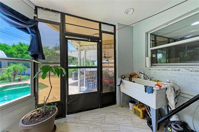 Building Photo - 1520 Sunnyhills Dr