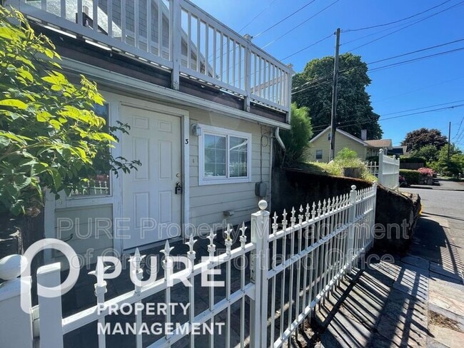 Primary Photo - 4004 NE Mallory Ave