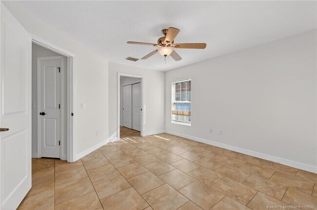 Building Photo - 1855 17th Ave SW