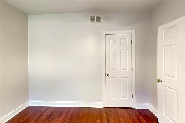 Building Photo - 3008 Montclair Cir SE