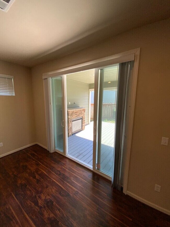 Building Photo - AVAILABLE NOW!! Puyallup 4bdr 2.5bath home...