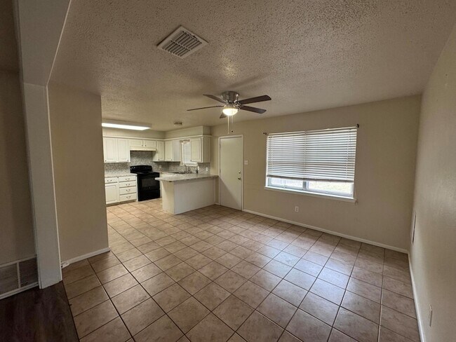 Building Photo - 601 Chicago Ave