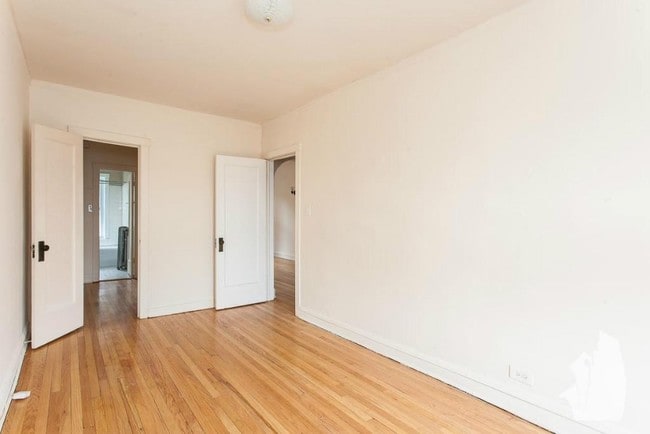 Building Photo - 2112 W Ainslie St
