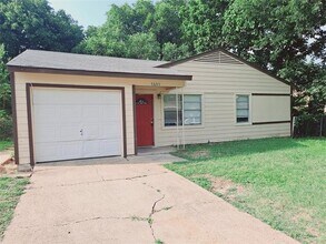 Building Photo - 3831 Castle Hills Dr
