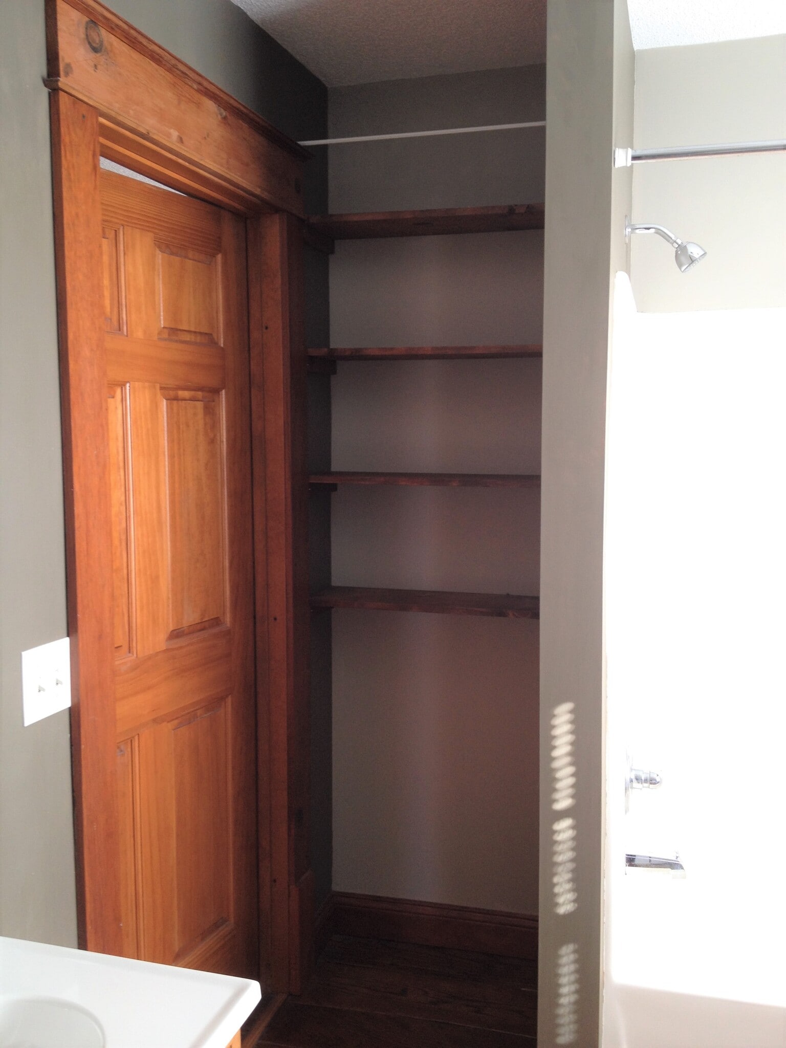Bathroom - shelving - 923 Hillcrest E Dr