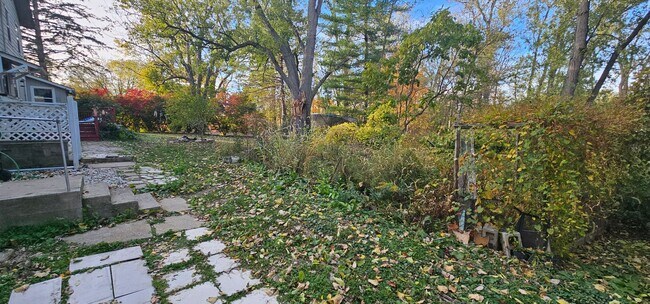 Building Photo - 882 Locust Dr